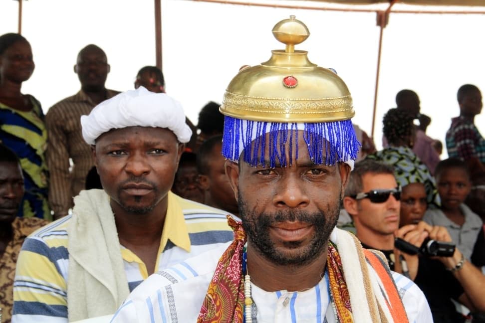 Un dignitaire portant une couronne dorée à franges bleues