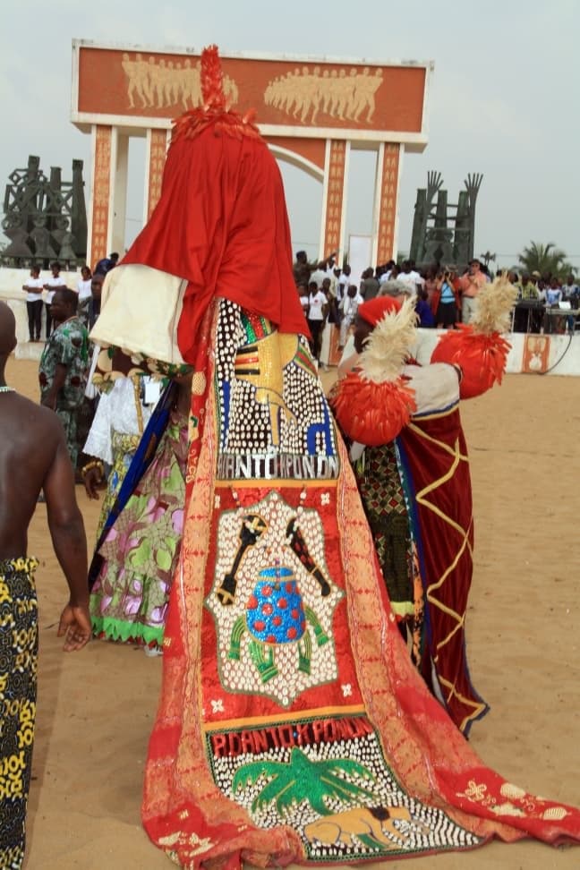 Un Egungun, figure des ancêtres, devant la Porte du Non-Retour à Ouidah